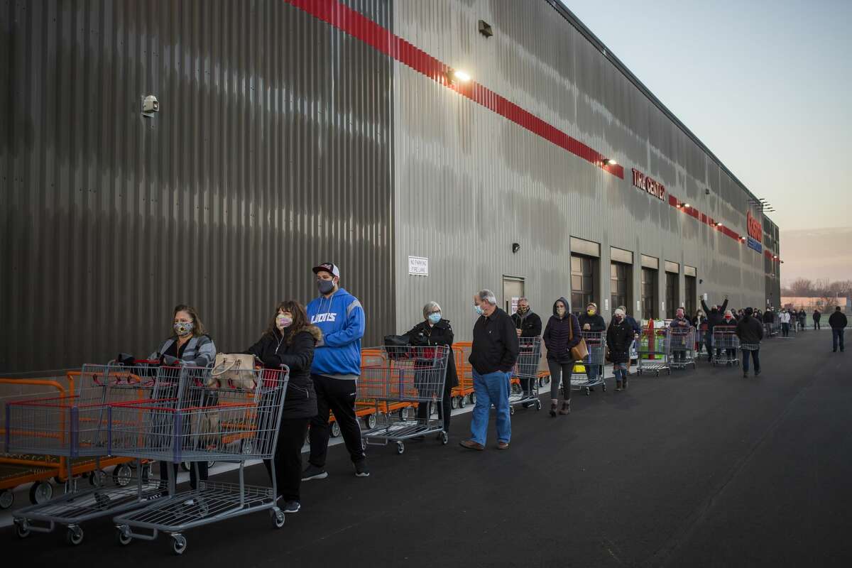 Costco opens in Midland Eager shoppers wait in line