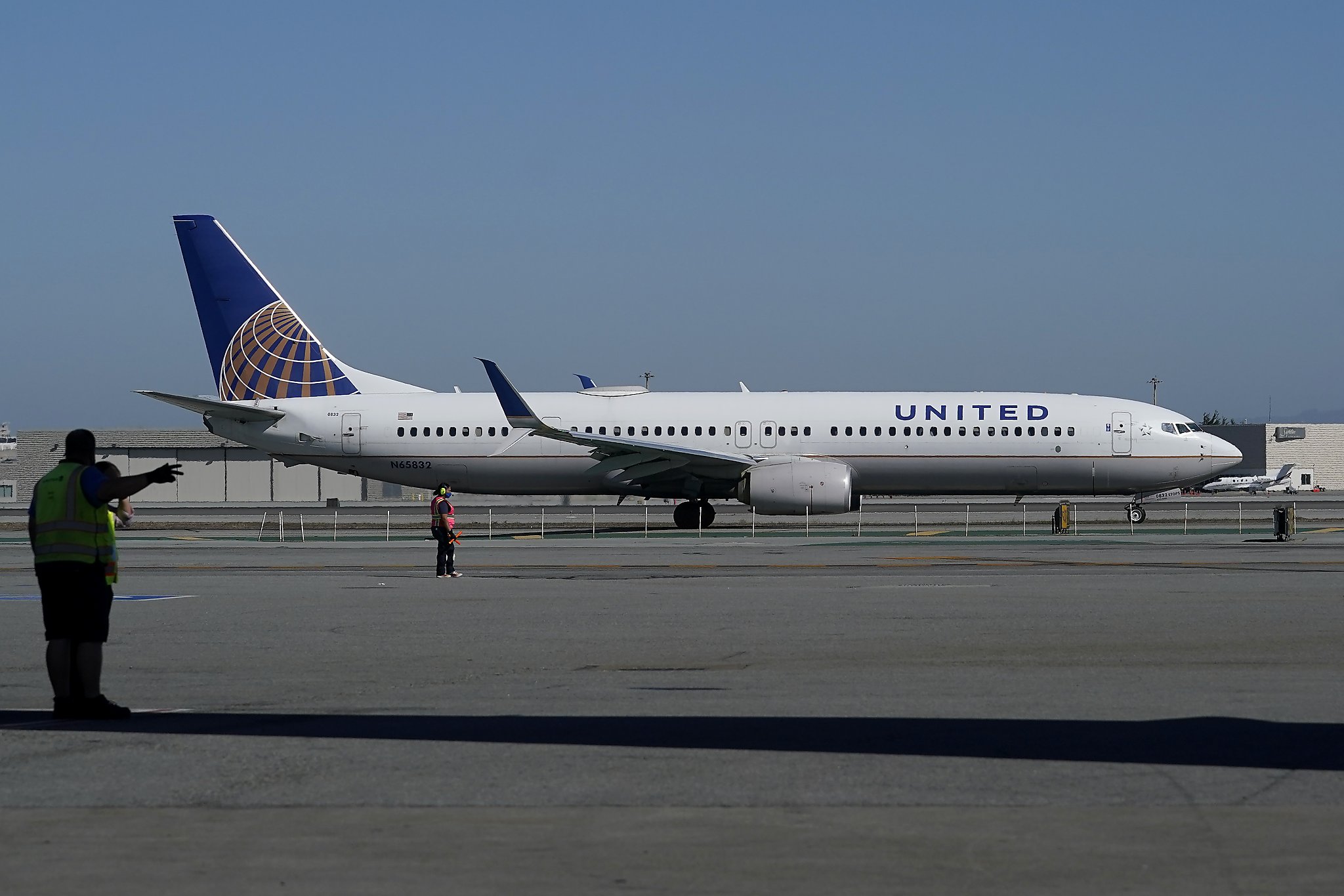 united-flight-out-of-sfo-deboarded-after-teen-s-airdrop-photo-prank