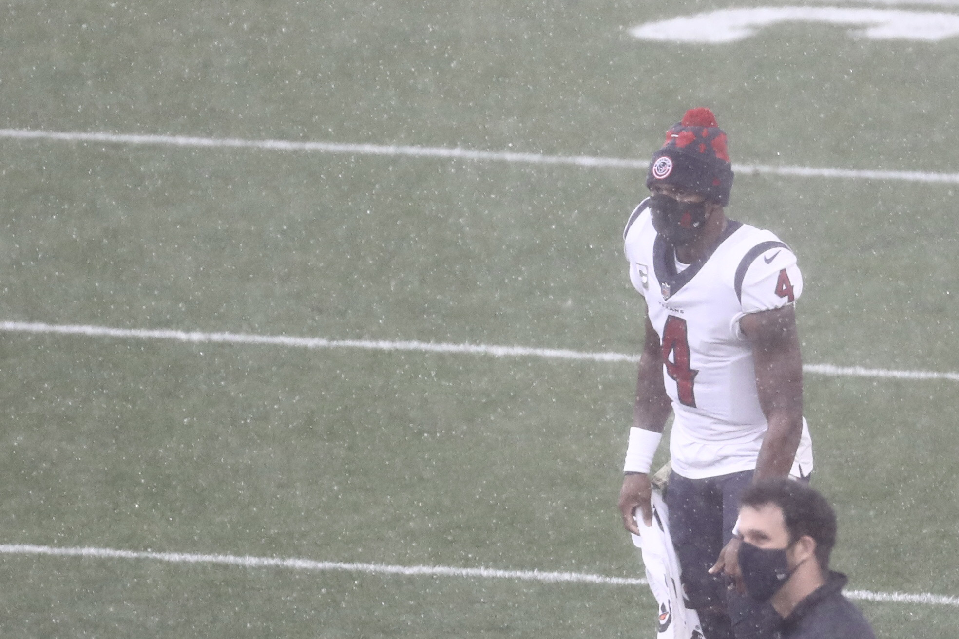 Browns vs. Texans game in weather delay due to high winds and hail in  Cleveland 