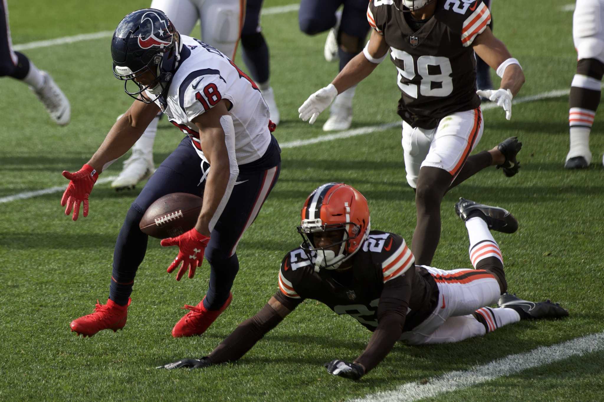 Severe weather delays Texans-Browns game in Cleveland