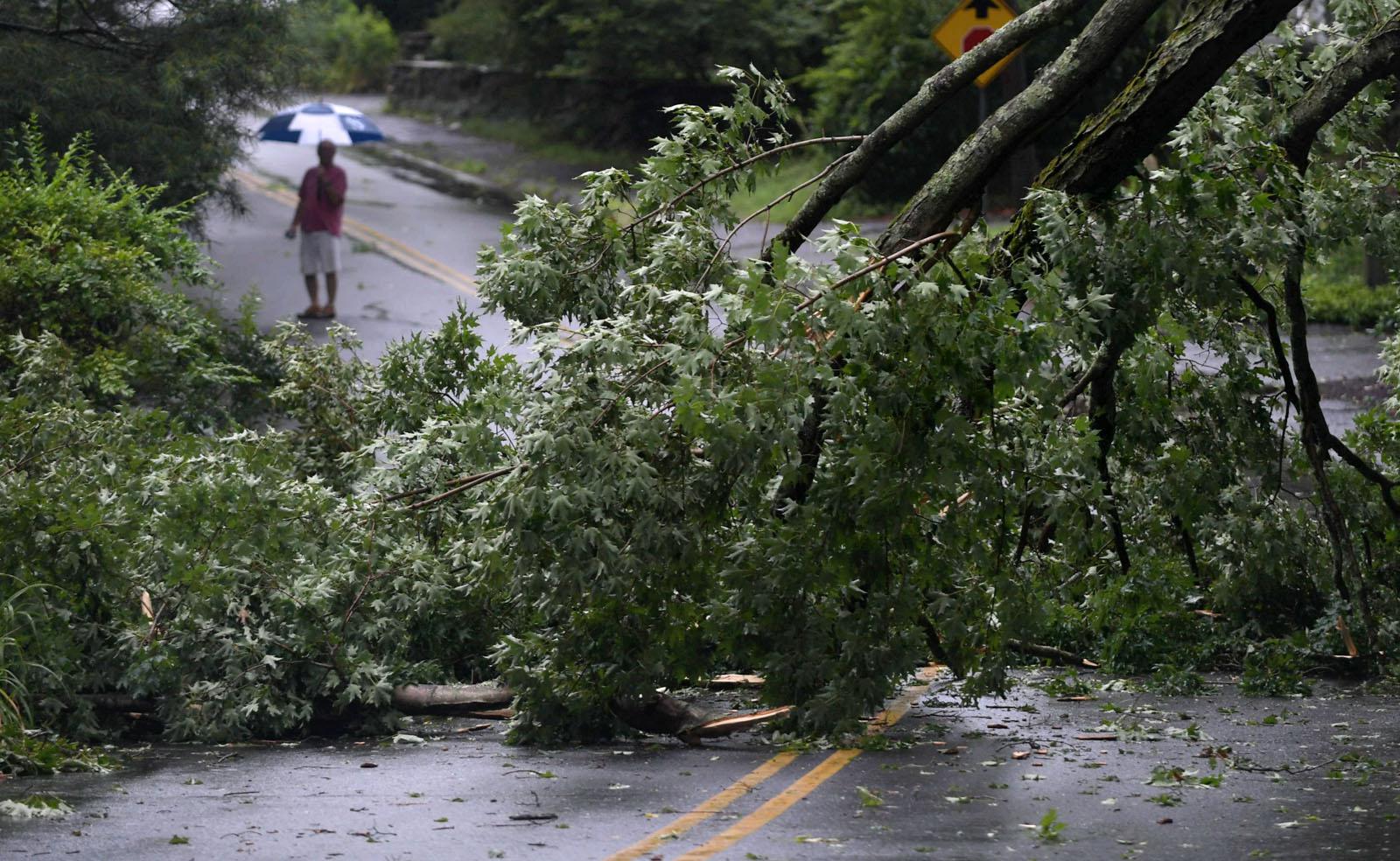 Strong winds knock out power to more than 35,000 in Connecticut