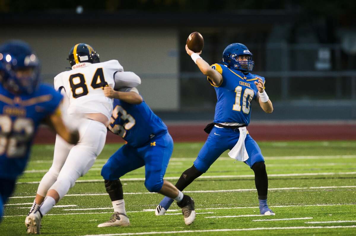 Midland High's Al Money drops back to pass during an Oct. 2, 2020 game against Mount Pleasant.