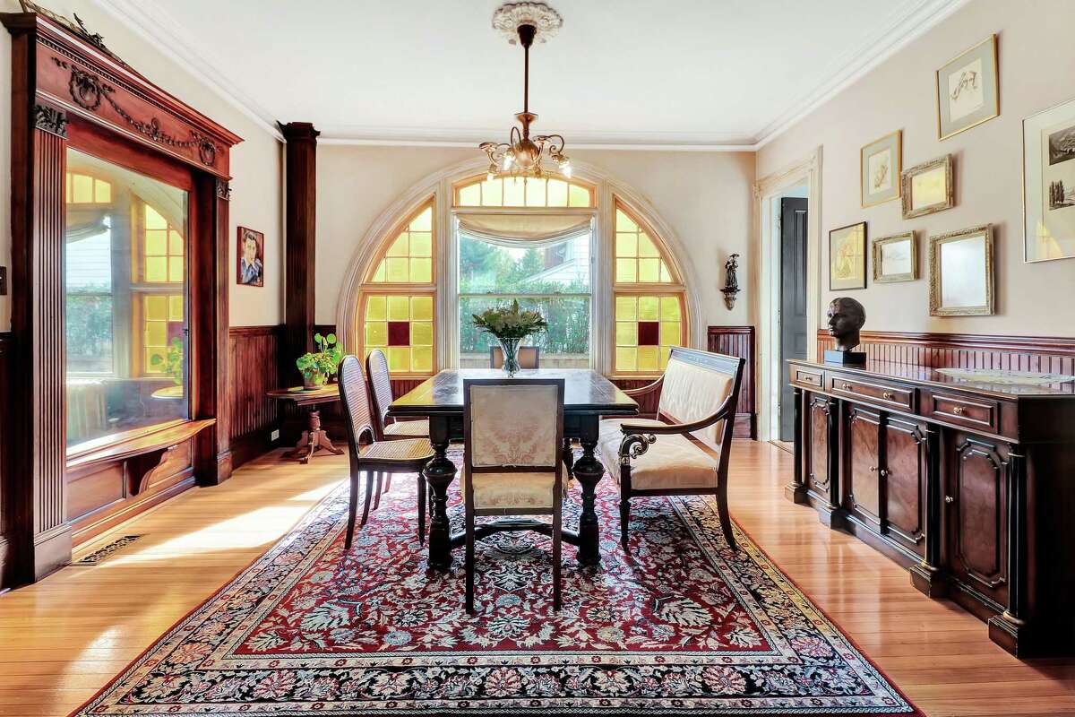 queen anne style living room