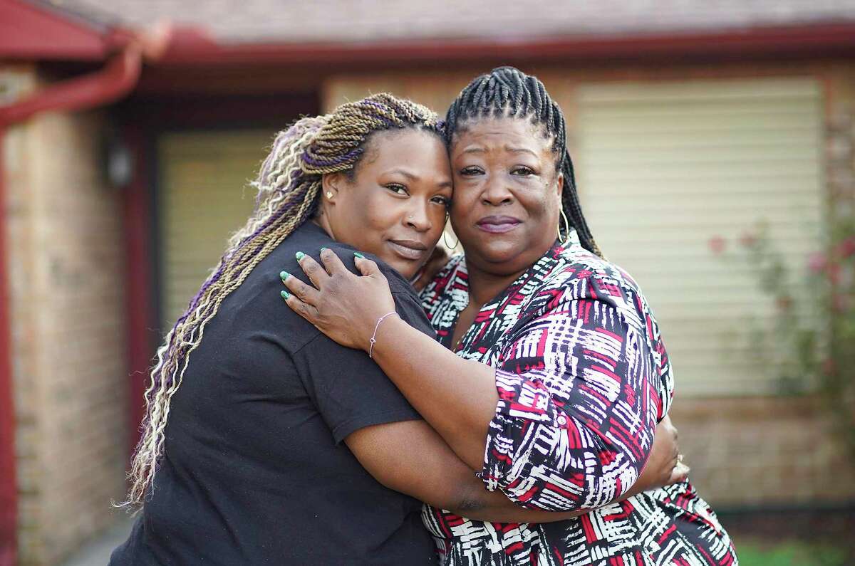 Pecora, left, and Yucrecia Sanders in Houston on Wednesday, Nov. 11, 2020. Yurone Kinney, son and brother to Yucrecia and Pecora, was murdered in August, and they say they don’t know where the case stands.