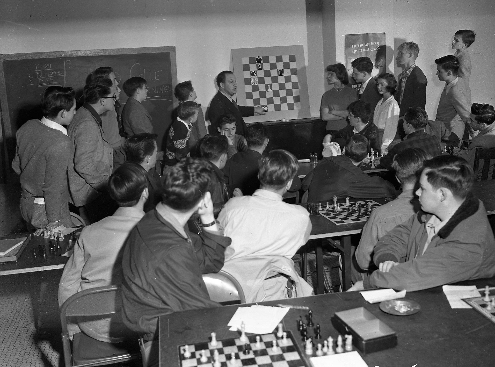 Grandmaster plays 10 simultaneous chess games blindfolded in