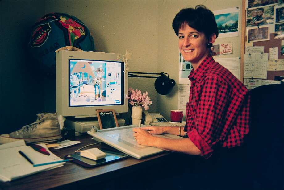 皮克斯艺术家Tia Kratter在她的书桌上工作期间的1995年的电影“玩具总动员”。照片:皮克斯动画工作室