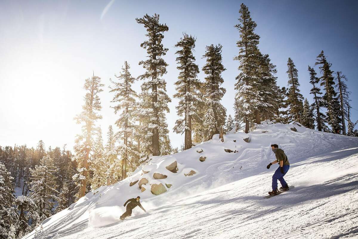 2020年11月20日，滑雪者在加利福尼亚州南太浩湖的天山度假村享受开幕日。