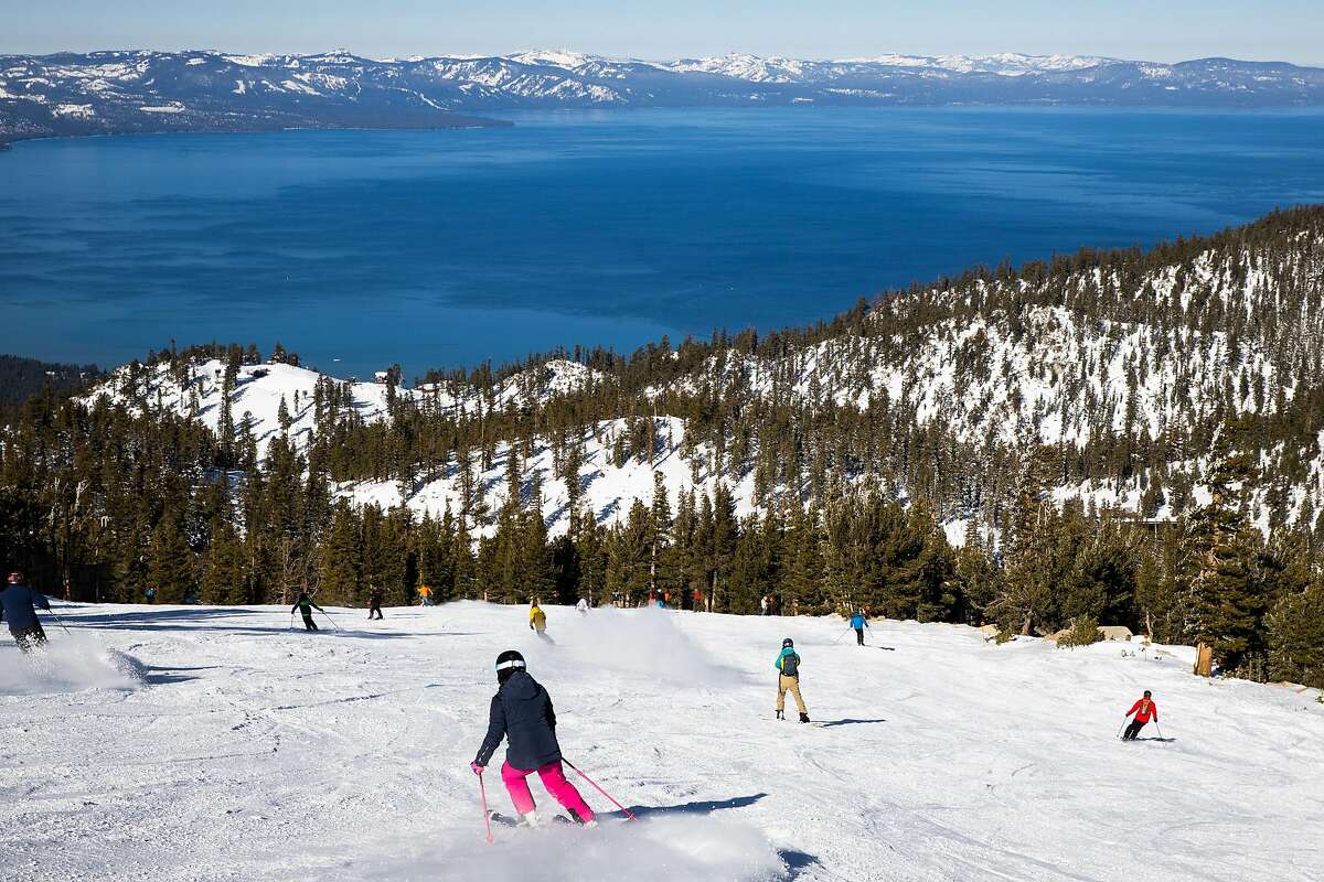 2020年11月20日，滑雪者和单板滑雪者在加利福尼亚州南太浩湖的天山度假村享受开幕日。