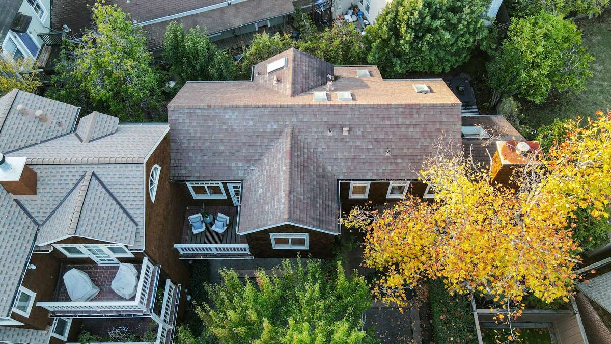 The home Grateful Dead's Bob Weir bought for his father is for sale