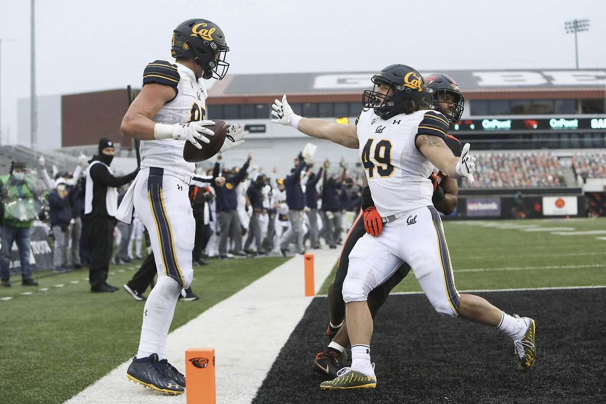 Chicago Bears tight end Jake Tonges catches a pass for a touchdown