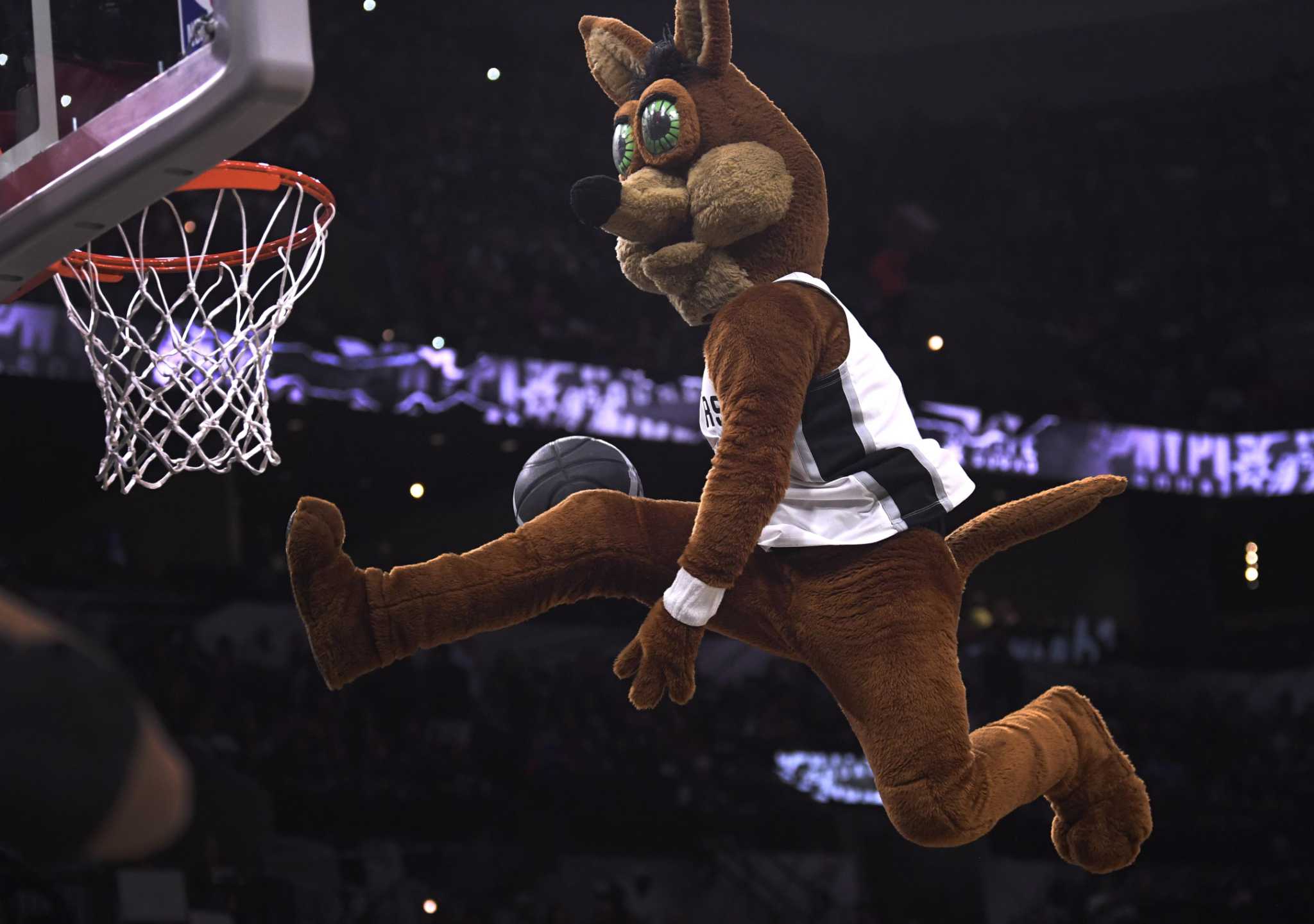 Spurs Coyote mascot recreates viral video sensation