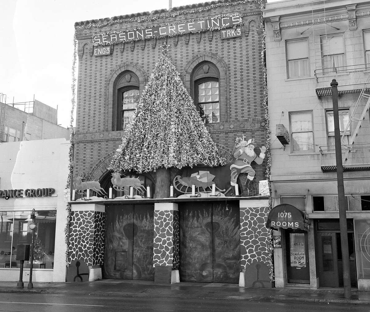 19. Dezember 1949: Mitarbeiter der Feuerwehr von San Francisco haben die Fassaden ihrer Feuerwehrhäuser in einem weihnachtlichen Wettbewerb von 1948 bis 1950 verkleidet.