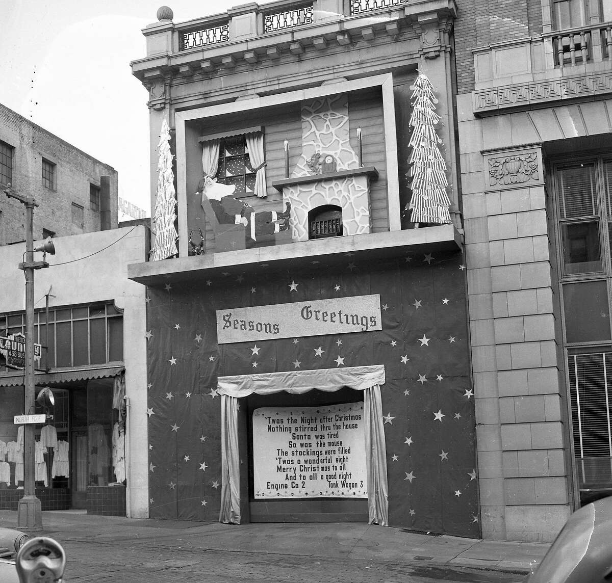 19. Dezember 1949: Mitarbeiter der Feuerwehr von San Francisco haben die Fassaden ihrer Feuerwehrhäuser in einem weihnachtlichen Wettbewerb von 1948 bis 1950 verkleidet.