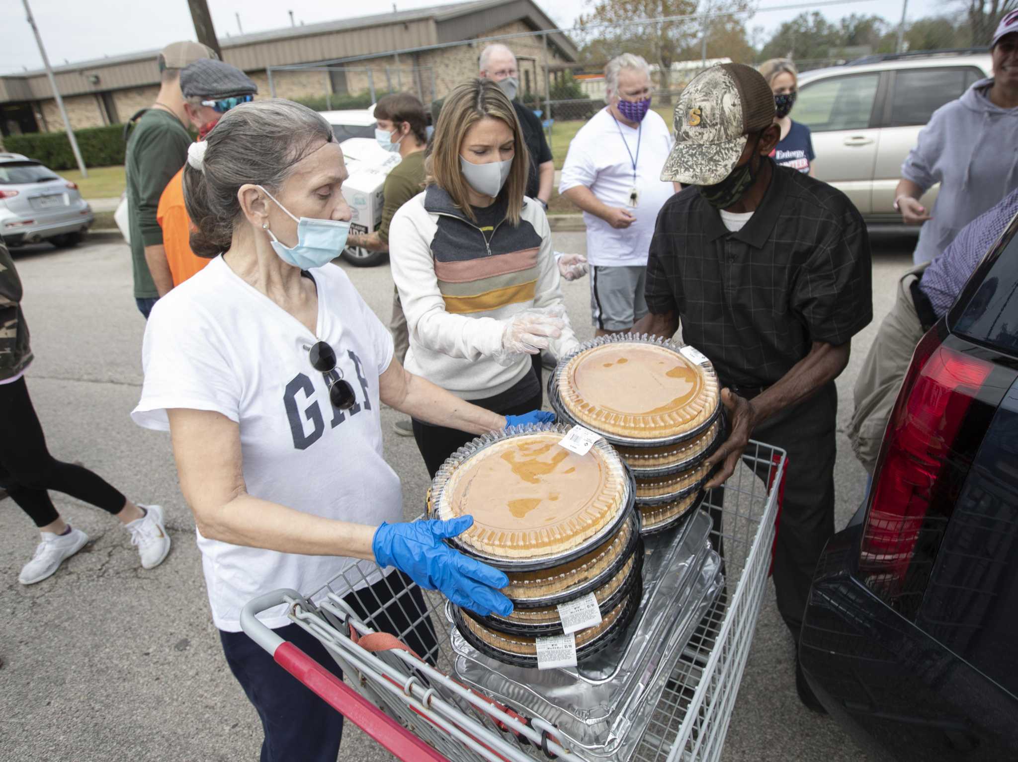 Dallas Cowboys serve Thanksgiving meals at Salvation Army