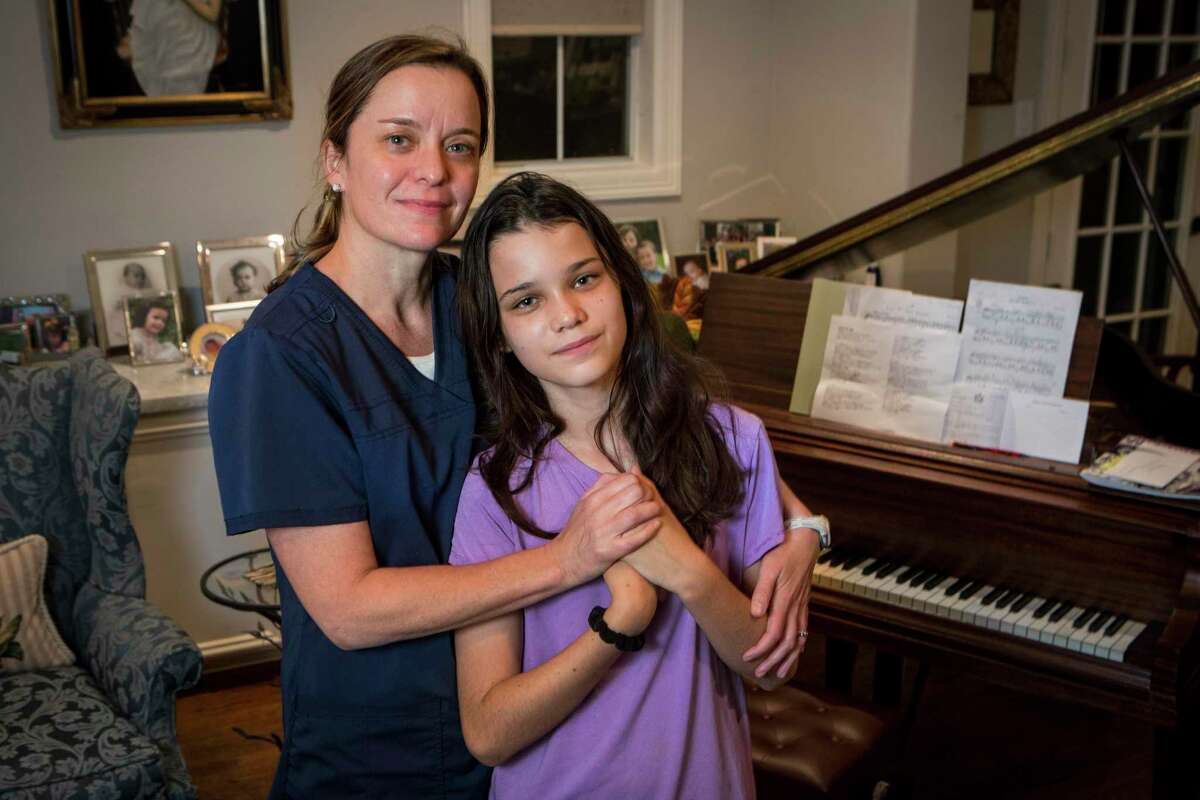 苏珊·伍顿（Susan Wootton）博士在2020年11月18日星期三在贝里亚尔（Belliare）与女儿菲奥娜·博德曼（Fiona Bodman）合影。Wootton是一名儿科传染病专家，他已经为11岁的女儿开始了HPV疫苗接种过程，这是医生建议儿童获得两杆HPV疫苗的第一张疫苗的年龄。