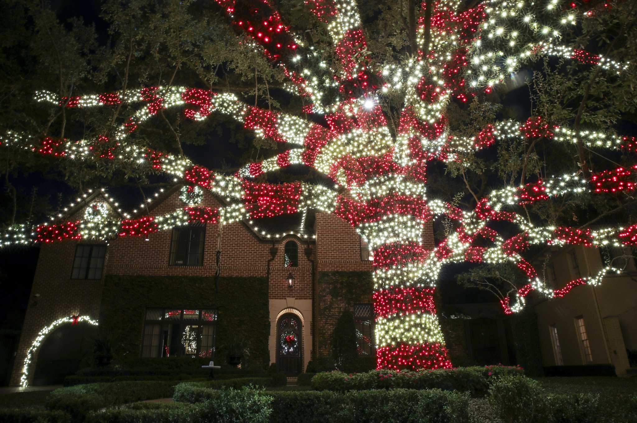 The best neighborhoods to look at Christmas lights in the Houston area