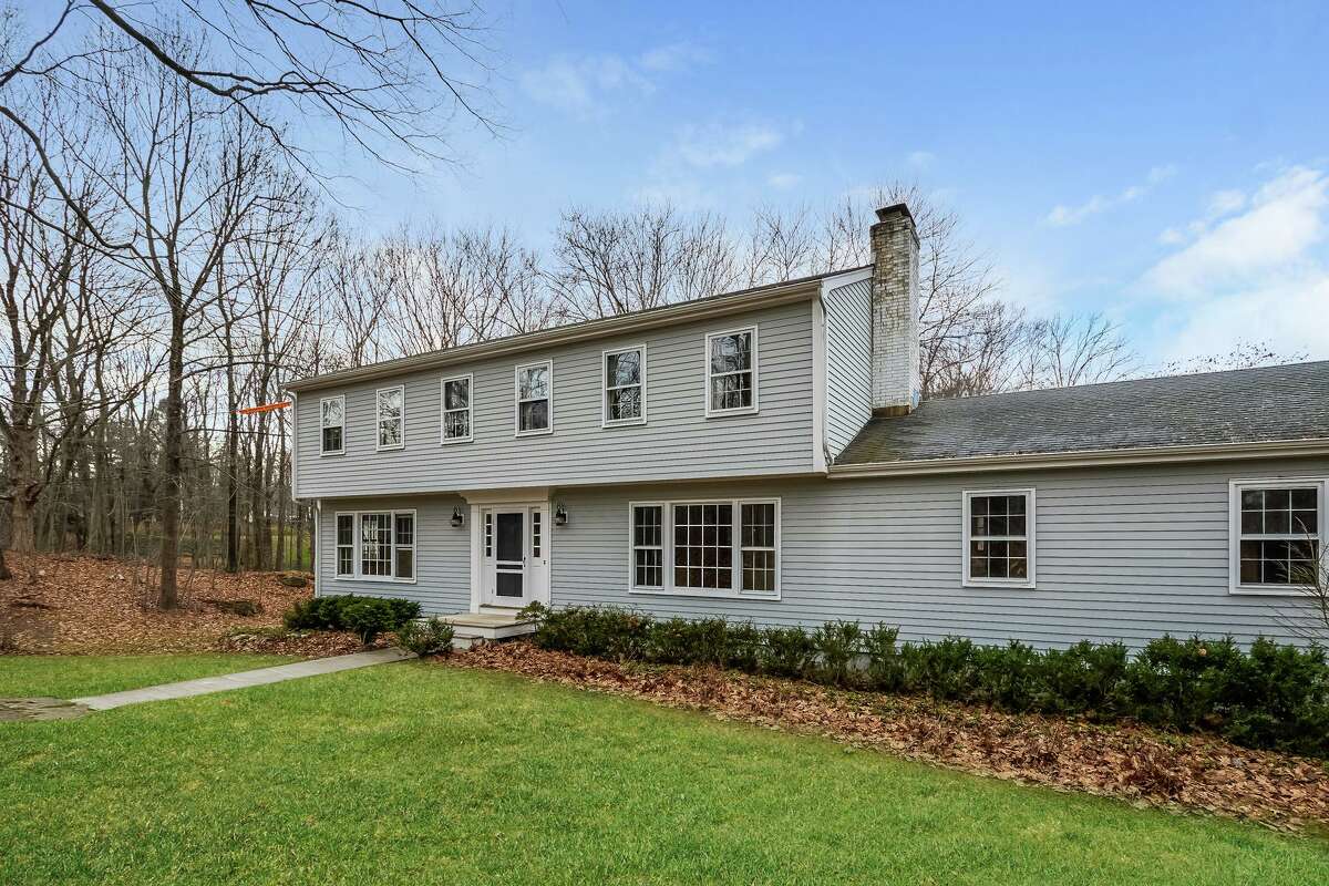 Center hall colonial / $549,000