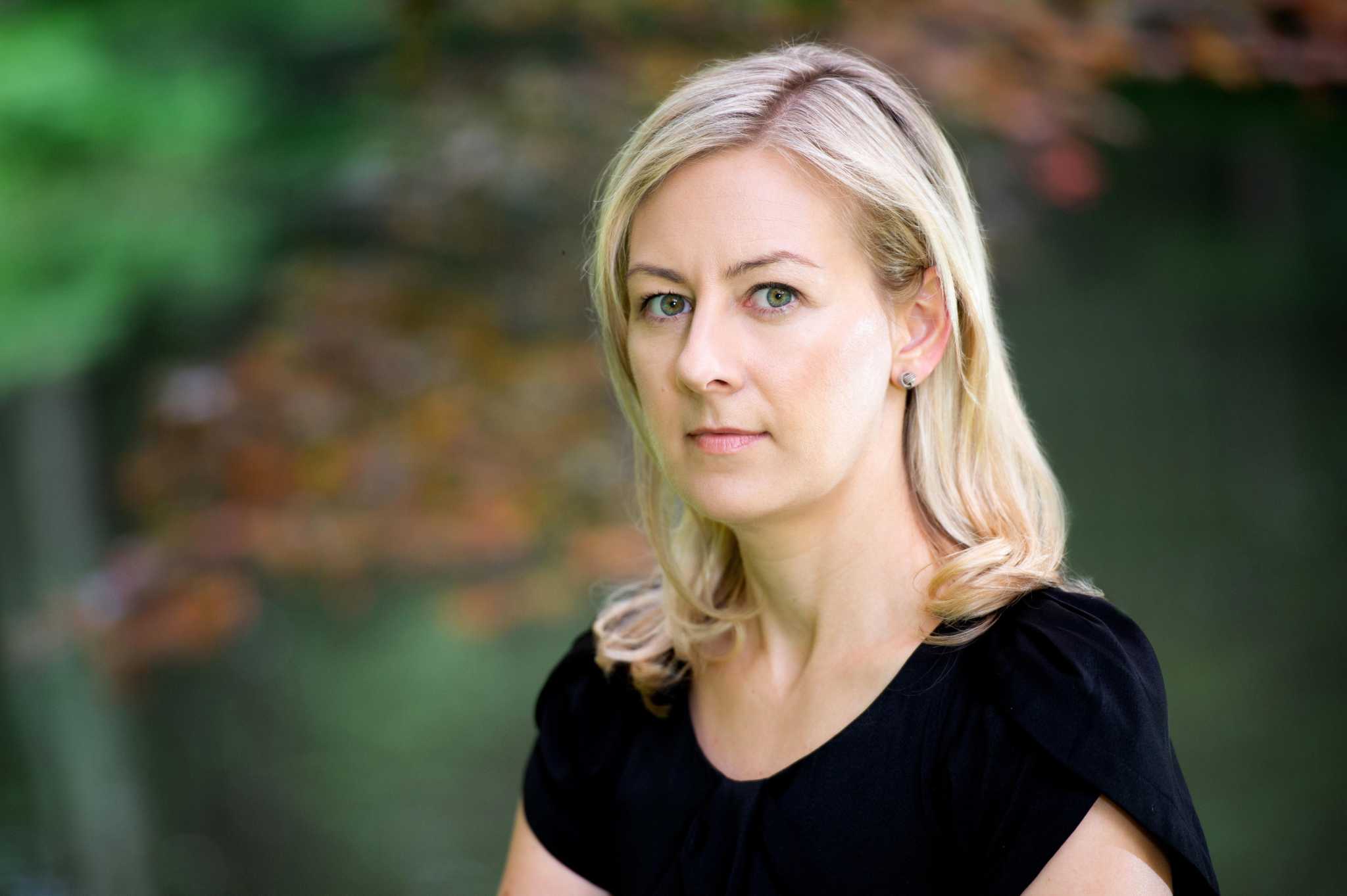 Darien author has her detective face the ‘ghosts of her past’ in new ...