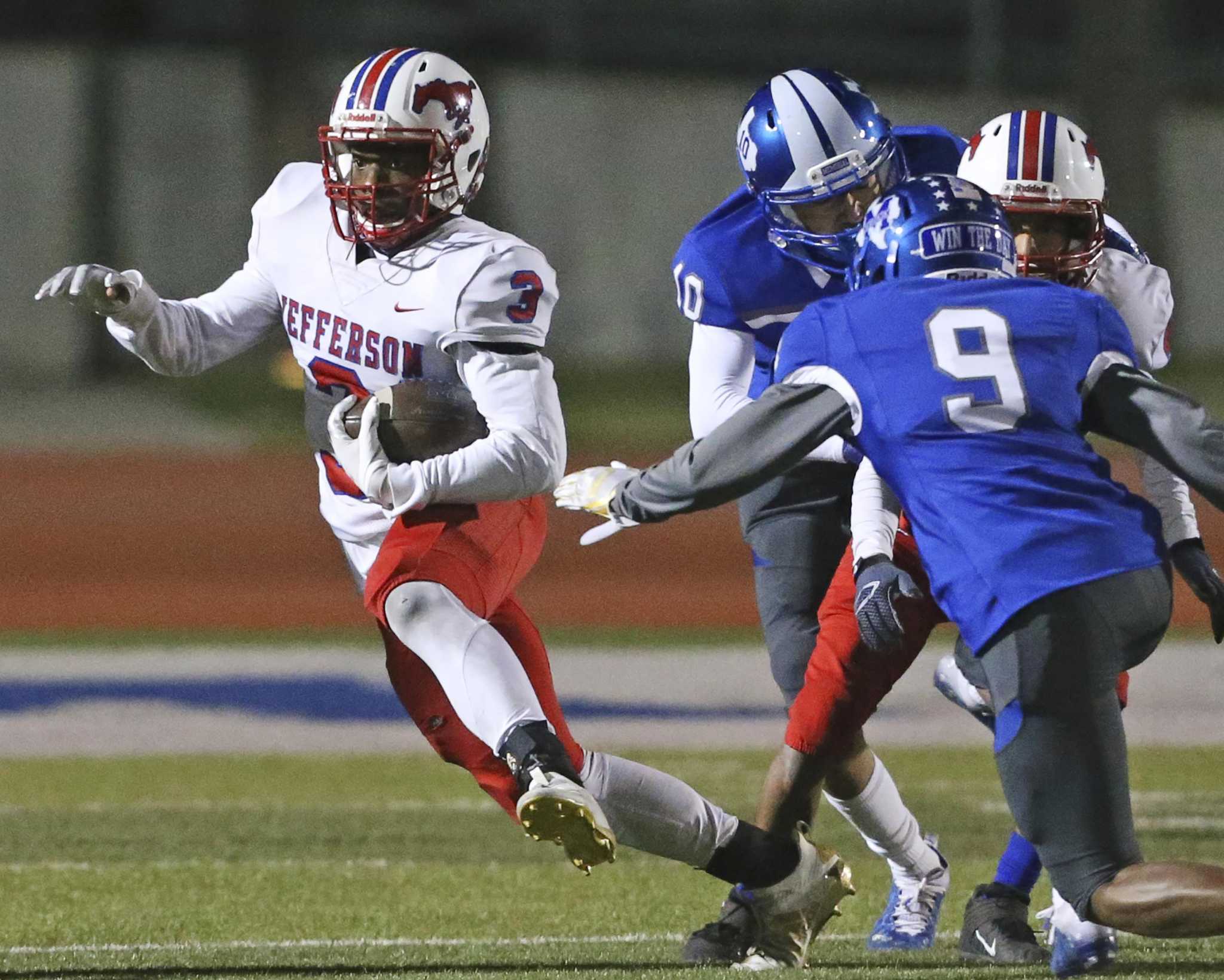 Jefferson holds off Memorial, advances to playoffs