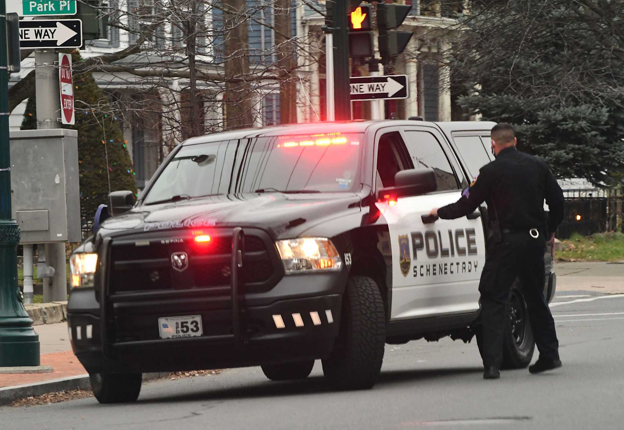 Schenectady police investigating after gun seen on porch - Vimarsana News