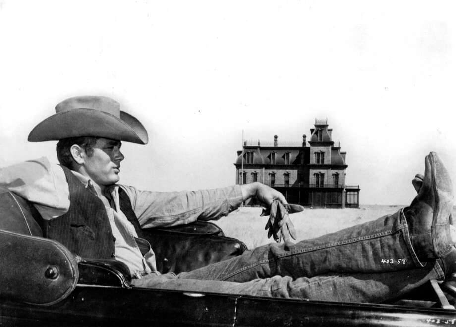 James Dean as Jett Rink in ”GIANT" (1956) with Marfa Riatta Ranch House set in background. Photo: WARNER BROS. / HANDOUT PRINT