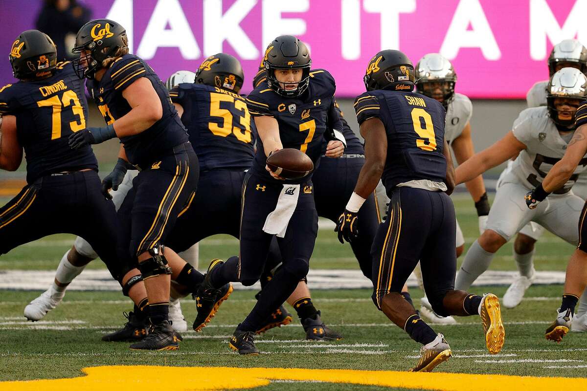 BERKELEY, CALIFORNIA - DECEMBER 05: Chase Garbers #7 of the California Golden Bears hands the ball off to Bradrick Shaw #9 during their game against the Oregon Ducks at California Memorial Stadium on December 05, 2020 in Berkeley, California. (Photo by Ezra Shaw/Getty Images)