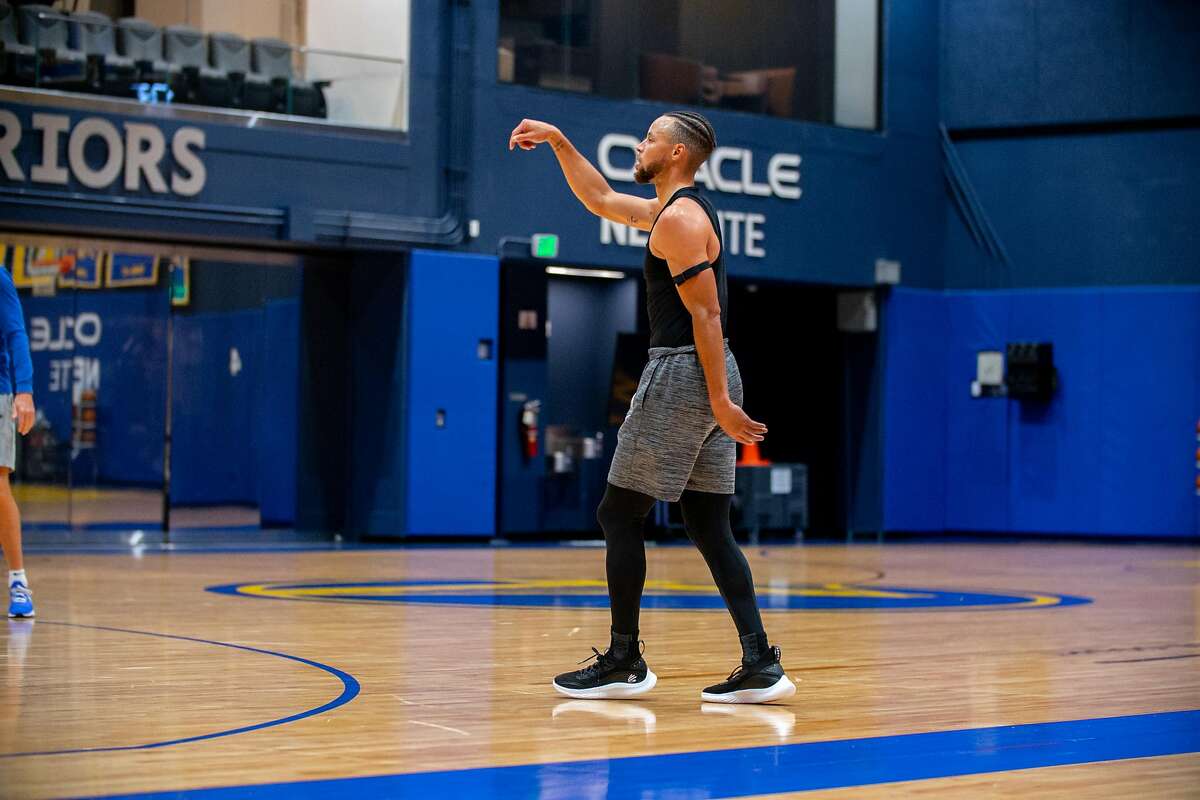 Golden State Warriors Guard Stephen Curry practices on the first day of training camp at the Chase Center practice facility in San Francisco, Calif. on Wednesday, December 3, 2020.