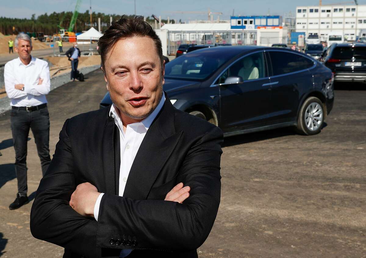 Il CEO di Tesla, Elon Musk, parla ai media il 3 settembre 2020, mentre arriva per visitare il cantiere del futuro gigante statunitense delle auto elettriche Tesla a Gruenheide, vicino a Berlino.