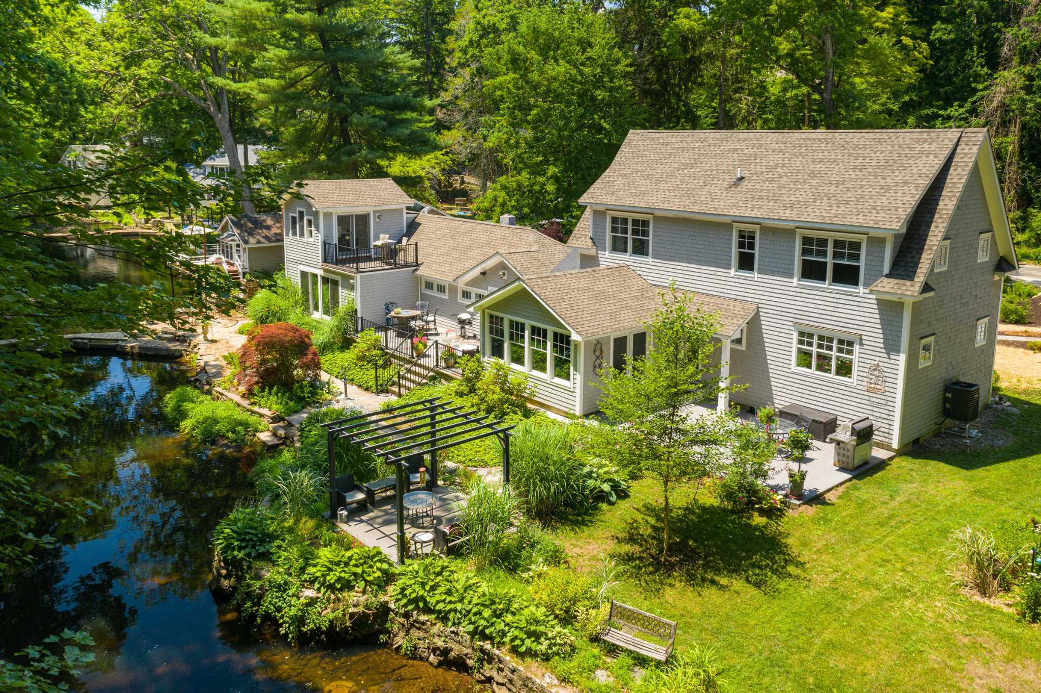 Riverfront farmhouse / 995,000