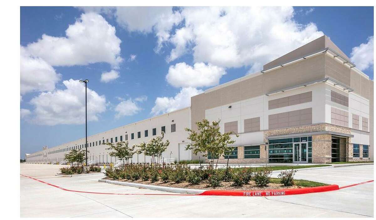 Dunavant Distribution Group expanded in the Bay Area Business Park with the lease of a 784,000-square-foot industrial building at 10629 Red Bluff Road in Pasadena. Colliers International represented the tenant, while Stream Realty Partners represented the landlord.