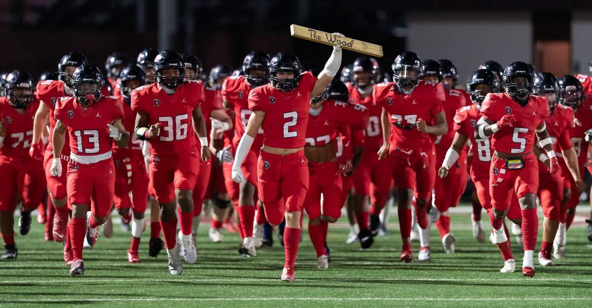 Pearland, Dickinson meet in bi-district football playoff game