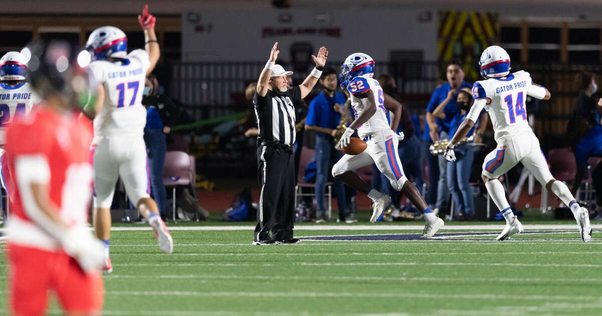 Pearland, Dickinson meet in bi-district football playoff game