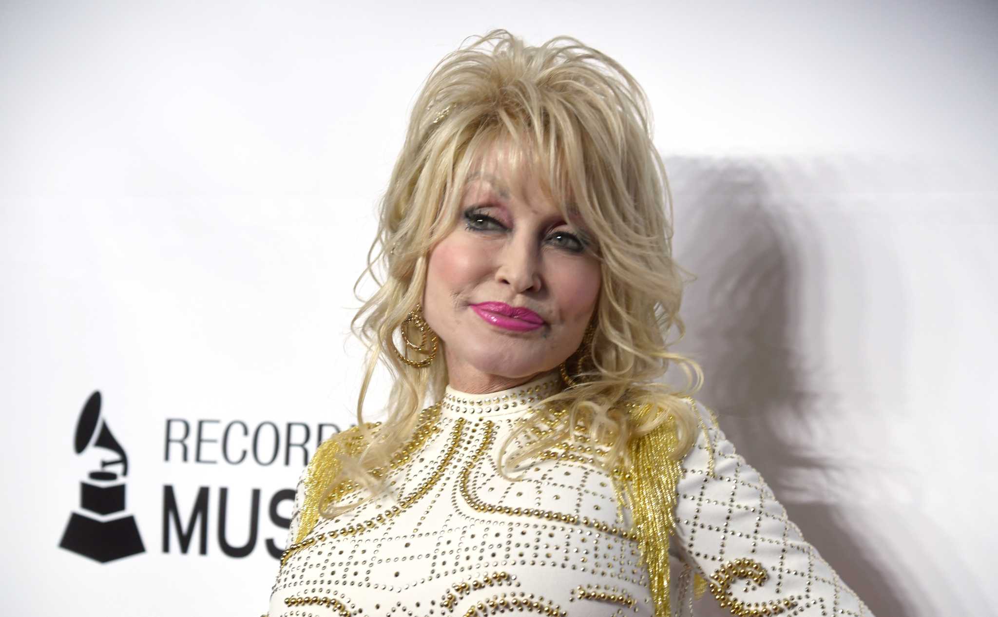 Dolly Parton Saved a Child's Life on the Set of Her New Christmas Movie - Jacksonville Journal-Courier - Vimarsana News