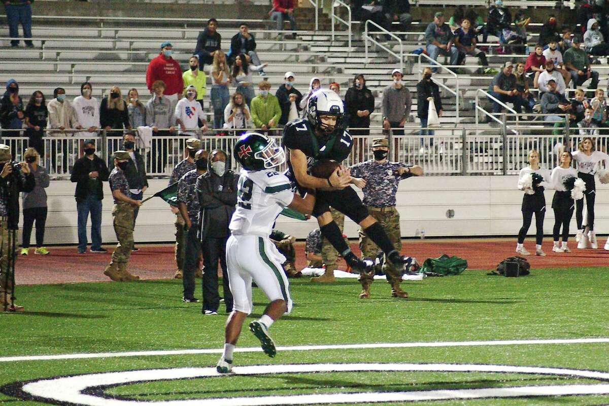 Clear Falls’ Luke Vidal (17) pulls in a pass for a touchdown in front of Strake Jesuit’s Lance Saizan (22) Friday, Dec. 11 at Challenger Columbia Stadium.
