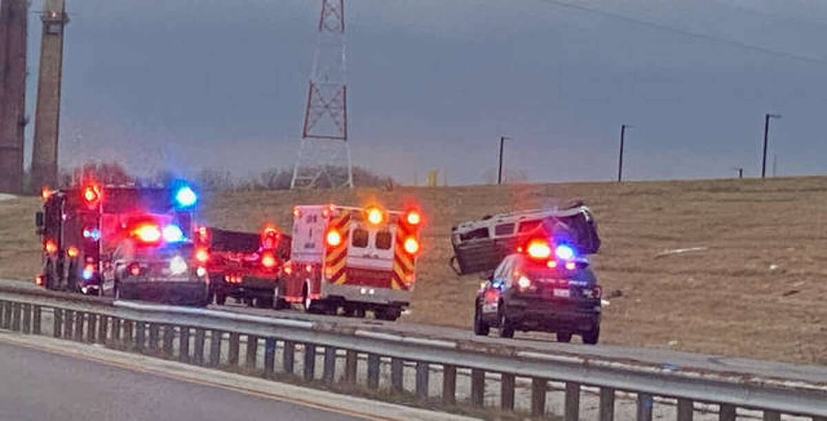 Fatal crash in Alton leaves 1 dead, 1 status unknown