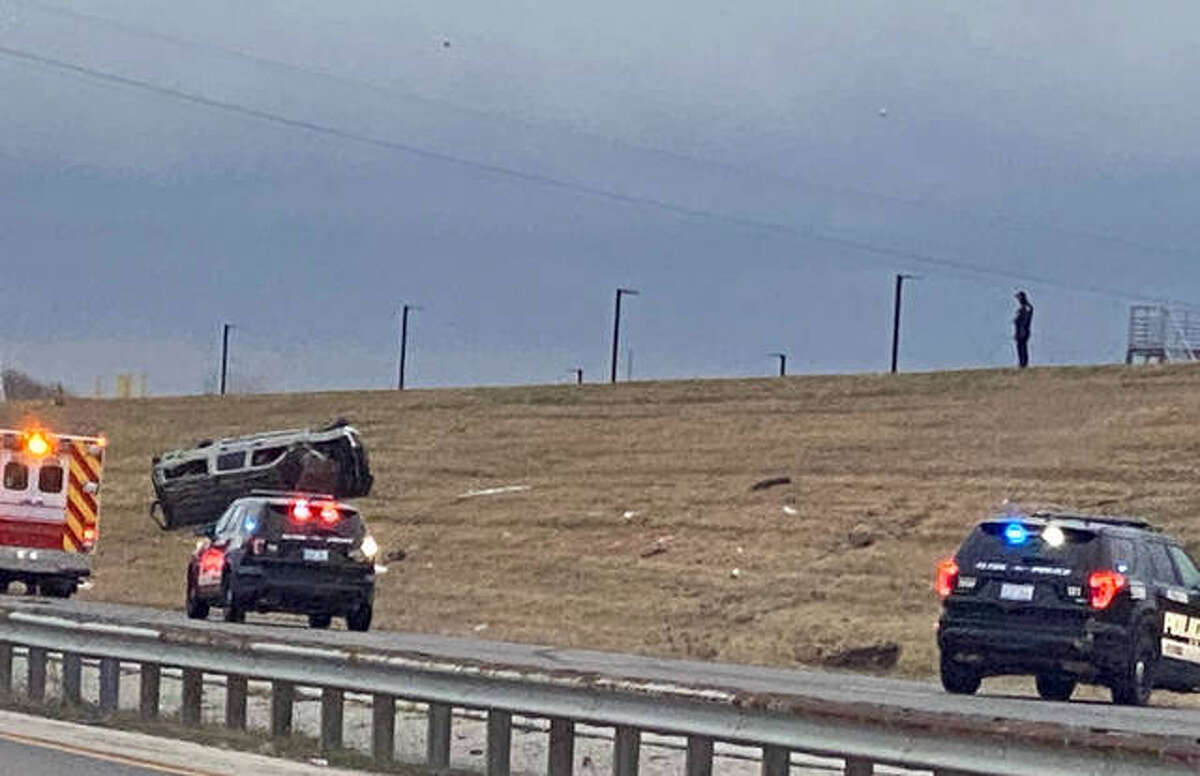 Fatal crash in Alton leaves 1 dead, 1 status unknown