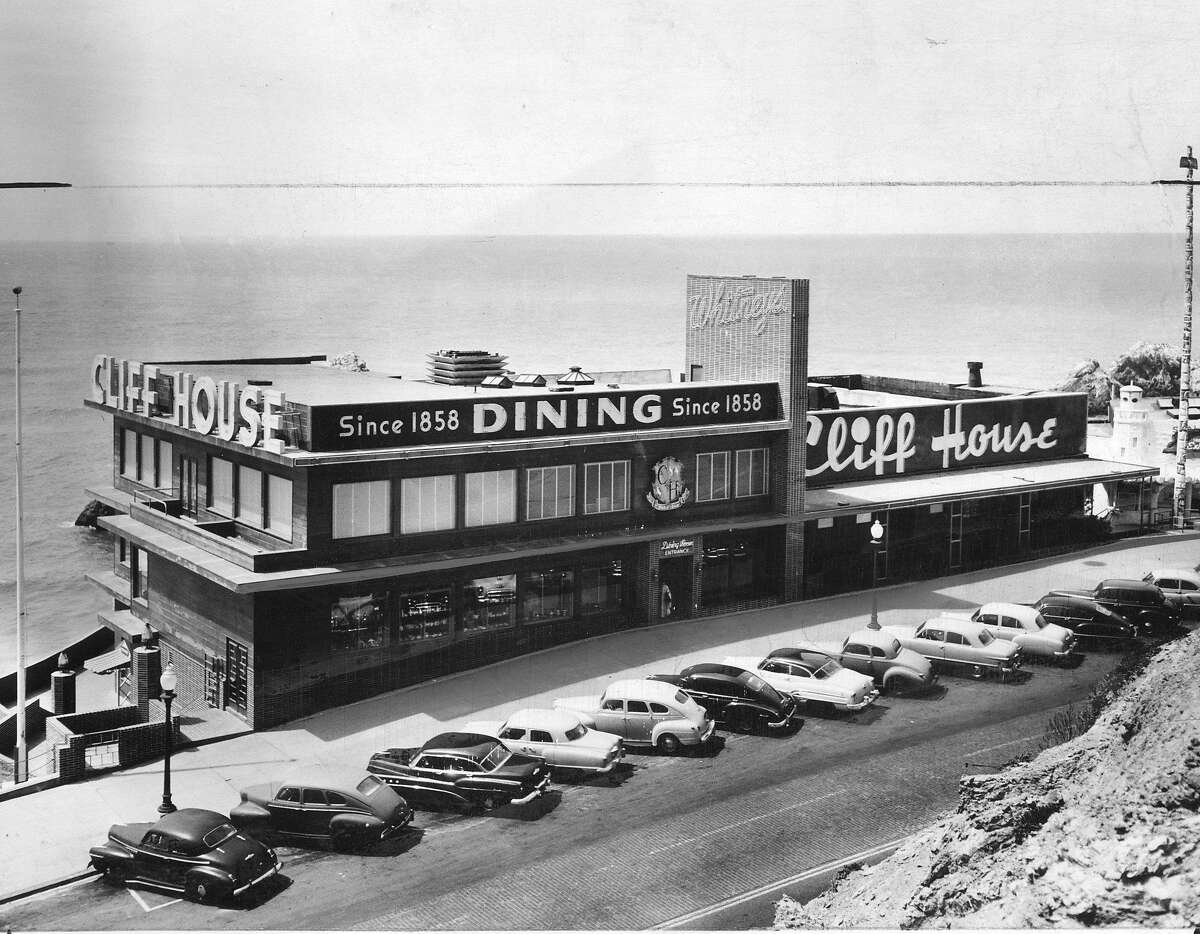 悬崖屋餐厅和海豹岩，摄于1953年的Sutro Heights公园。