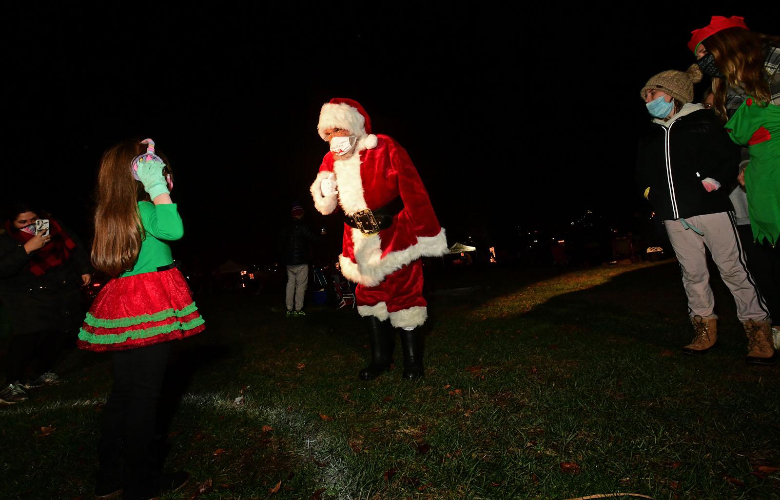 Photos Shelton holds annual tree lighting