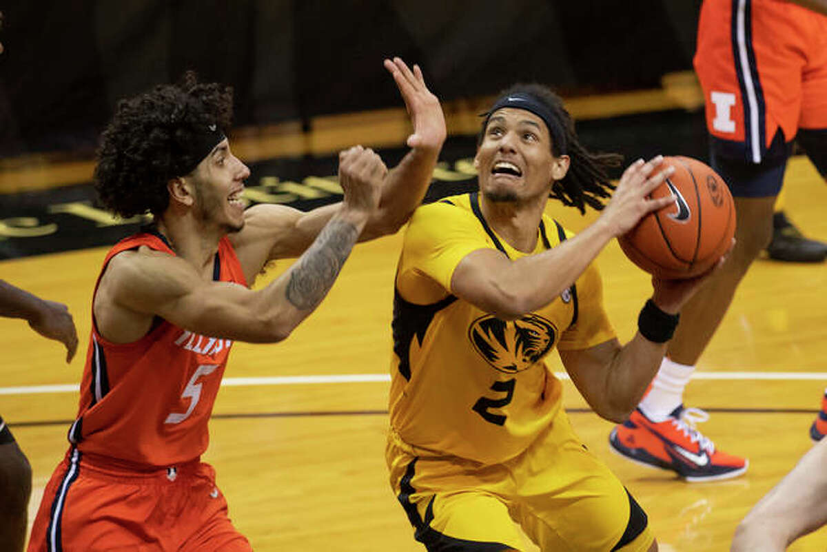 Missouri’s Drew Buggs, right, looks for a shot past Illinois’ Andre Curbelo during the second half of an NCAA college basketball game Saturday, Dec. 12, 2020, in Columbia, Mo.