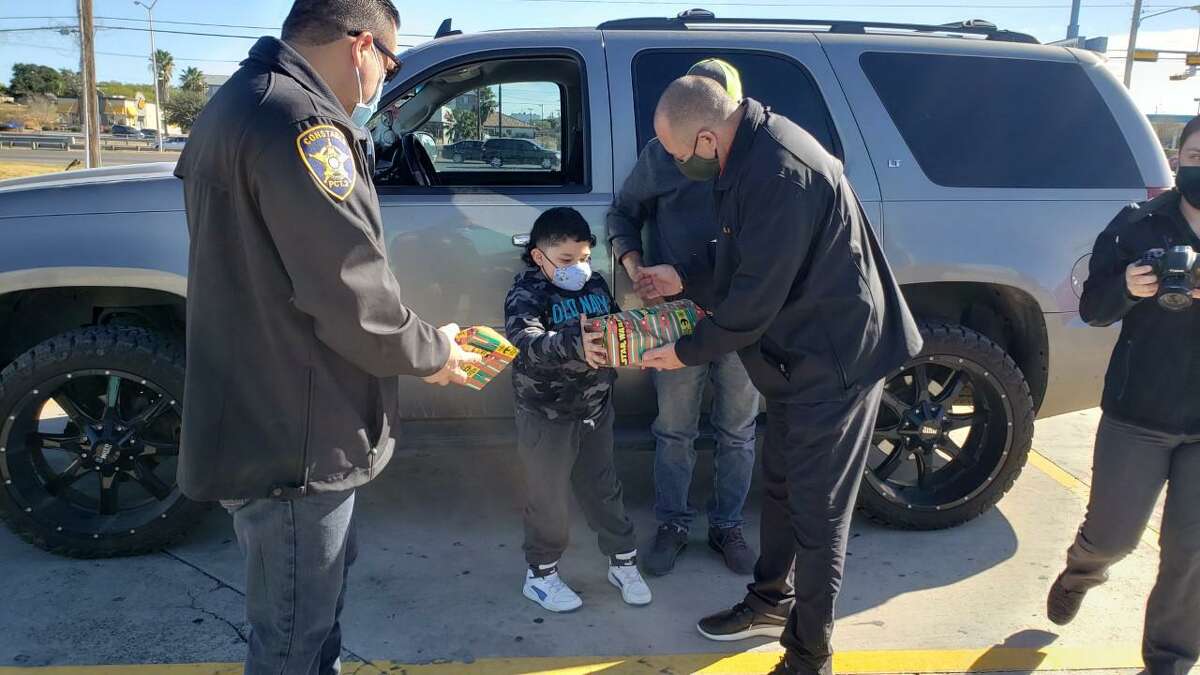 Precinct 2 Constable Mike Villarreal and Precinct 2 Place 1 Justice of the Peace Bobby Quintana surprised motorists in south Laredo with Christmas gifts for their children instead of citations.