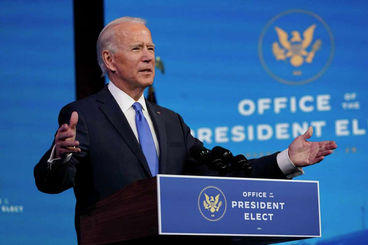 El presidente electo Joe Biden habla el lunes 14 de diciembre de 2020, en el teatro The Queen, en Wilmington, Delaware, luego de que el Colegio Electoral confirmó su victoria en las elecciones presidenciales de Estados Unidos.