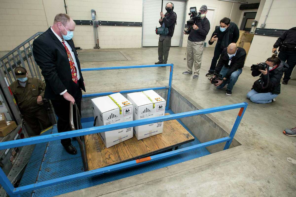 Registered nurse gets 'momentous' first Houstonarea vaccine at