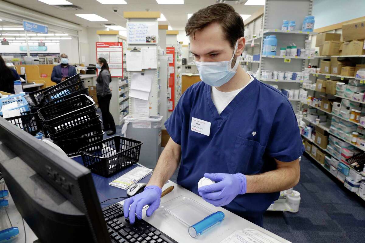 Pharmacy retailers CVS, Walgreens hiring thousands for help with COVID
