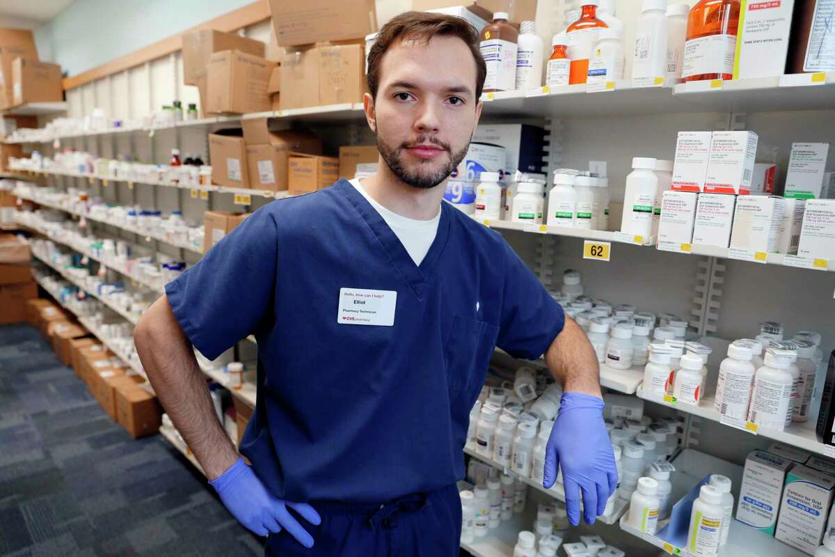 Pharmacy retailers CVS, Walgreens hiring thousands for help with COVID