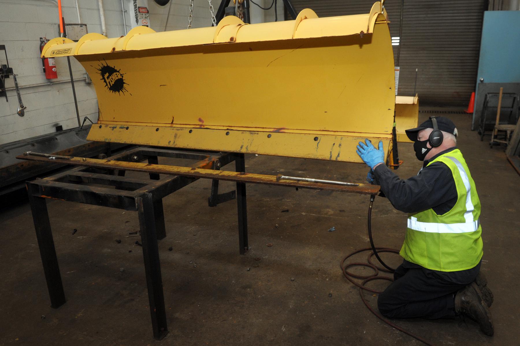 In photos: Fairfield DPW employees prep for blizzard - Vimarsana News
