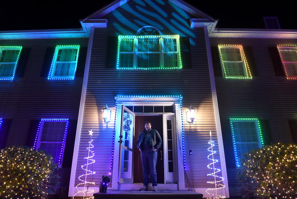 With 100,000 lights in his holiday show, this Shoreline teen is bringing the joy - Vimarsana News
