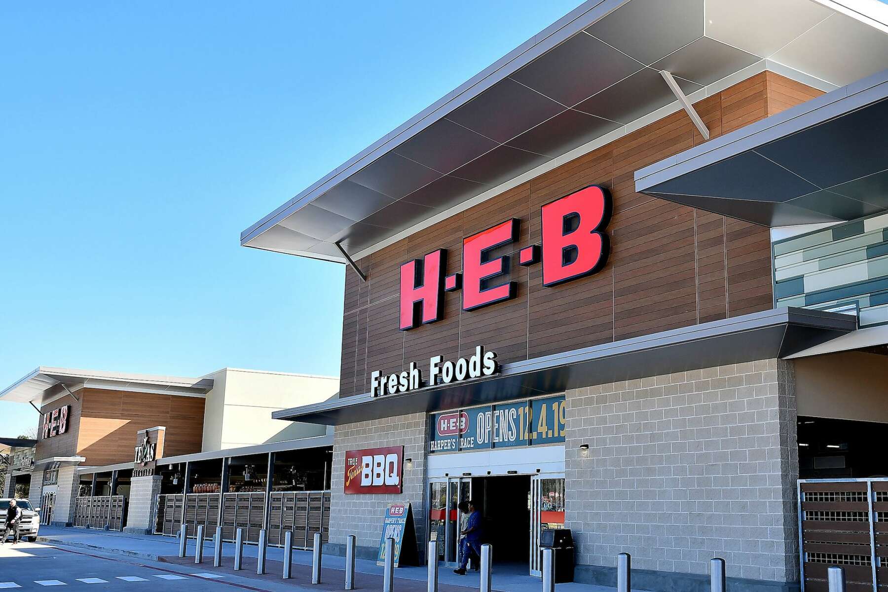 h-e-b-is-hiring-150-houston-warehouse-workers-who-could-earn-nearly-20-per-hour
