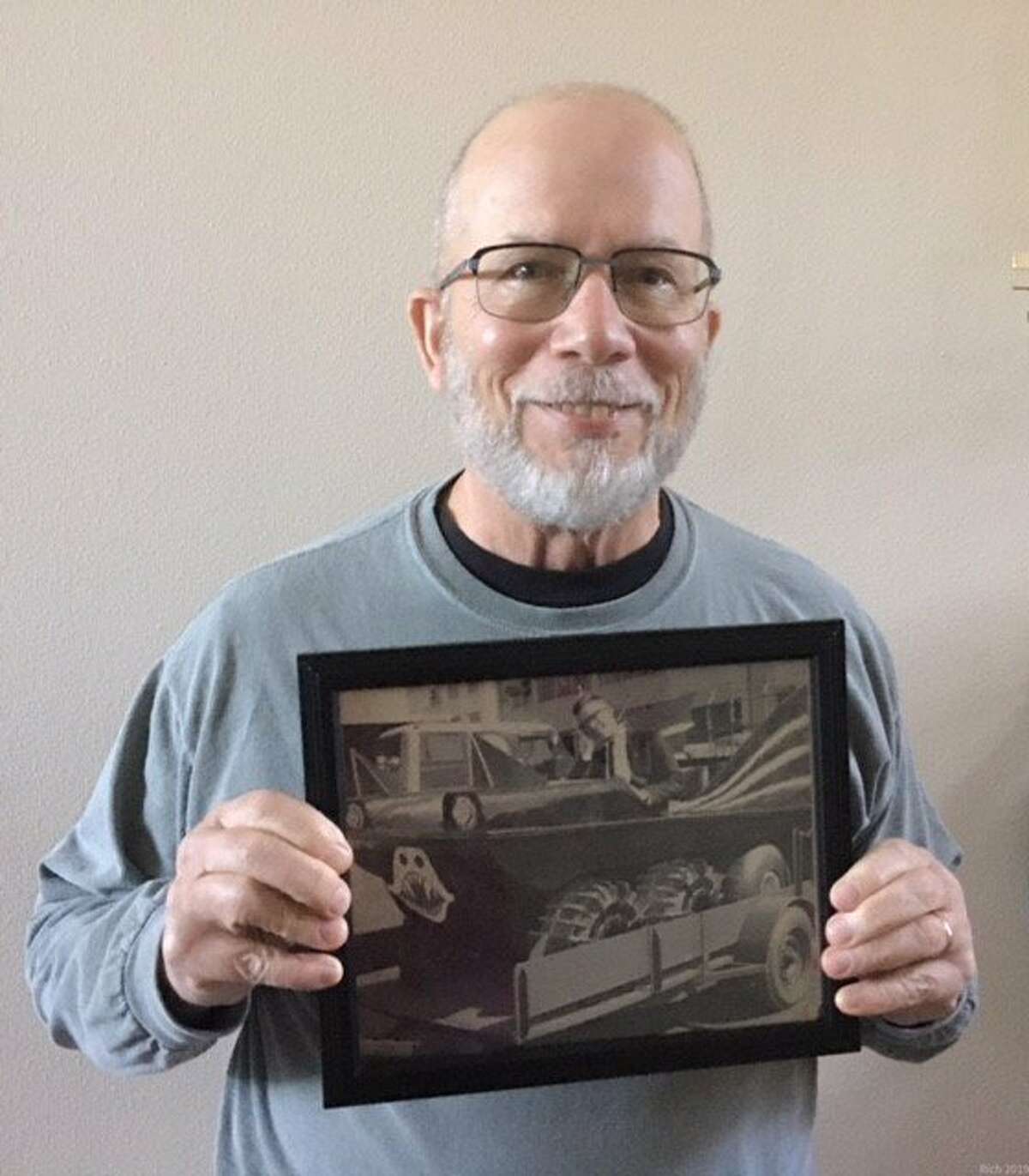 里奇·莫尔斯拿着他在蝙蝠车里的纪事照片，2020年