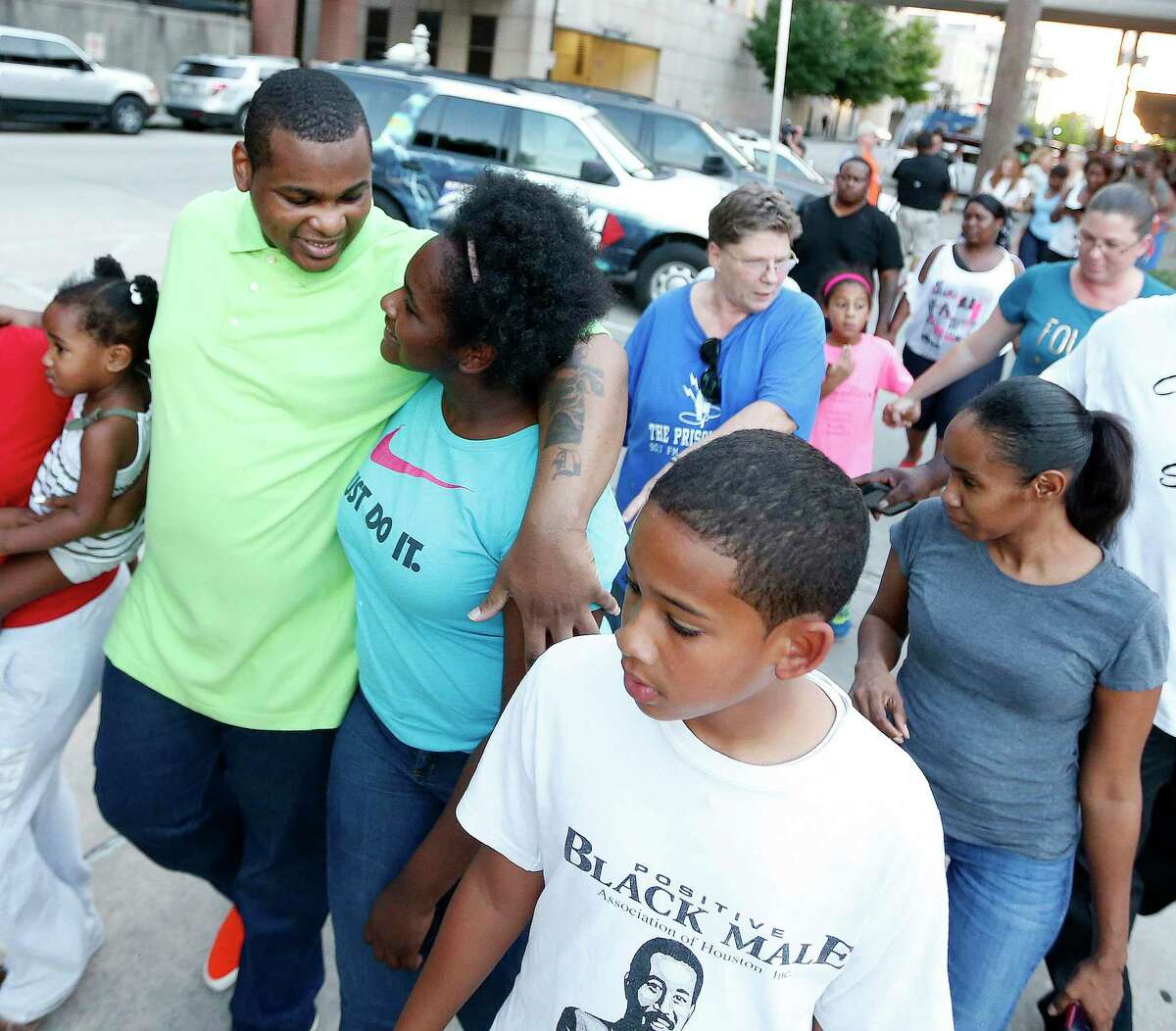 Alfred Brown walks out of the Harris County Jail with his daughter Kierra Brown, 15, right on Monday, June 8, 2015, in Houston. ( Karen Warren / Houston Chronicle )