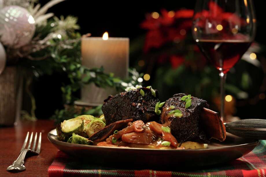 Beef short ribs Christmas dinner, prepared and styled by Shannon Kinsella, in the test kitchen, on Tuesday Nov. 24, 2020. Beef short ribs feel as festive as restaurant fare, making them a stellar choice for the holiday table. (Abel Uribe/TNS) / Chicago Tribune